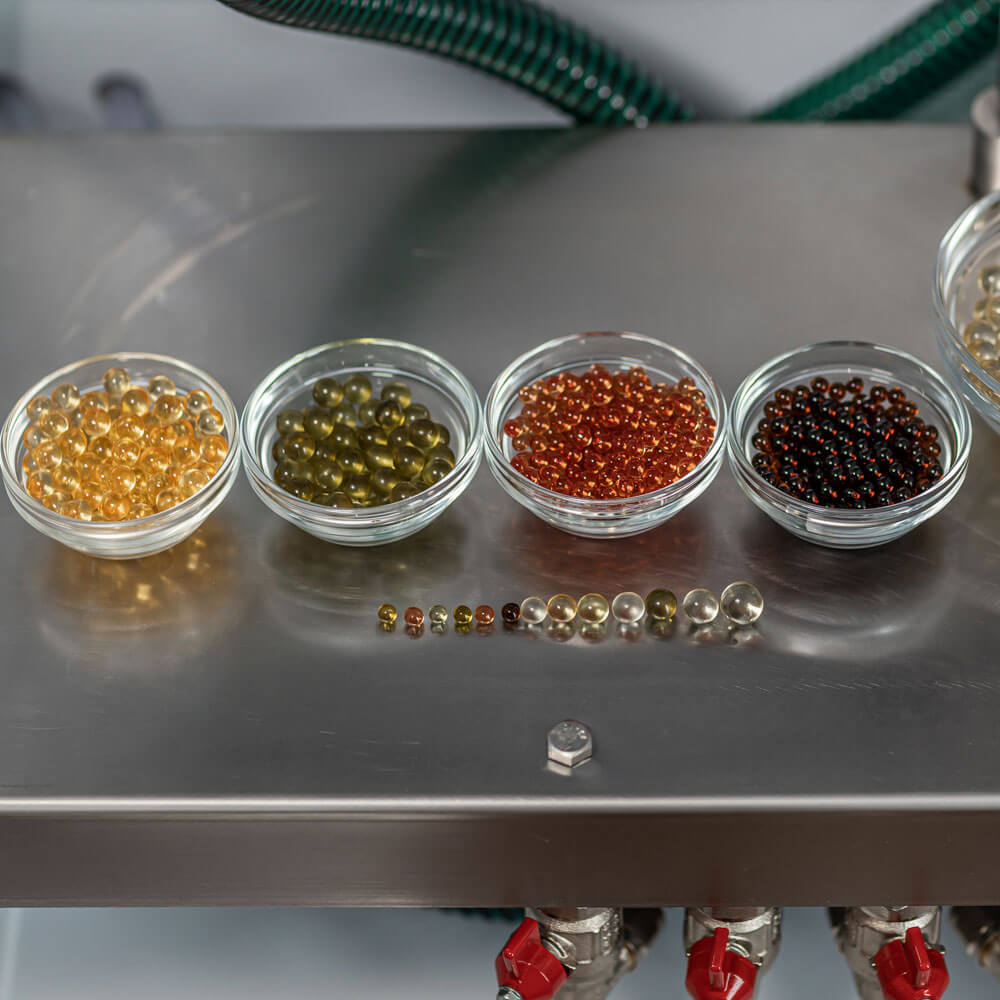 Konopljino olje Enkapsulator za proizvodnjo konopljinih oljnih kapsul, inkapsulira konopljino olje. Konopljini izdelki iz olj, vapisovih peres, jedilnih izdelkov, gumi in še več.